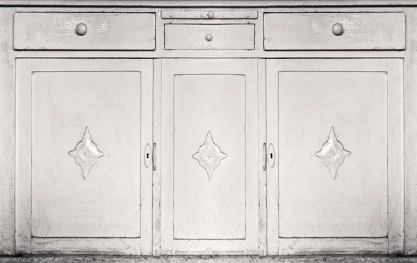 アンティーク白い木製の食器棚の前面 — ストック写真