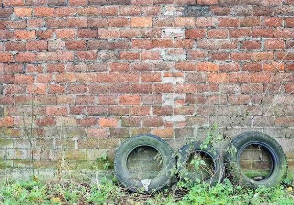 Neumáticos Viejos Frente Pared Ladrillo Viejo Imagen De Stock