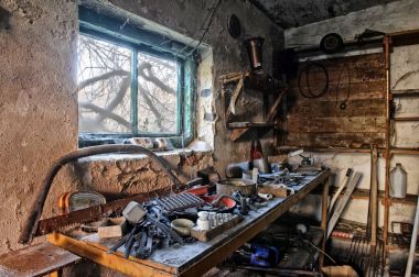 Bir eski kirli garaj dolusu malzeme iç.