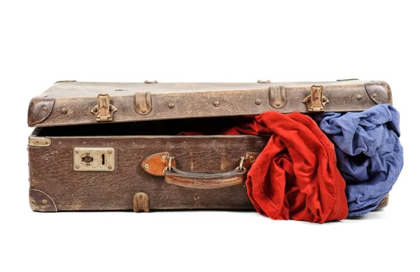Alter Koffer Voller Kleidung Isoliert Auf Weißem Hintergrund — Stockfoto