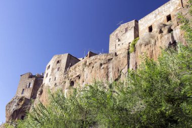 Pitigliano, İtalya 'nın en iyi kasabalarından biri. Şehrin etrafını saran bir ormanda panoramik bir manzara.