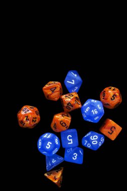 2 Rpg siyah arkaplanda rol oyunları oynamak için turuncu / maviyi ayarladı.
