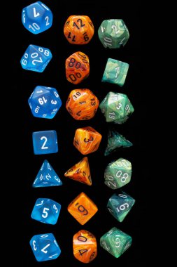 3 Rpg, siyah arkaplanda rol oyunları oynamak için turuncu / mavi / yeşil ayarlar.