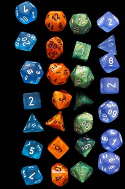 4 Rpg, siyah arkaplanda rol oyunları oynamak için turuncu / mavi / yeşil ayarlar.