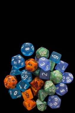 4 Rpg, siyah arkaplanda rol oyunları oynamak için turuncu / mavi / yeşil ayarlar.
