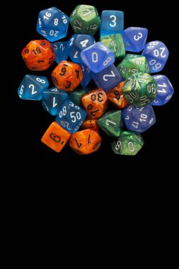 4 Rpg, siyah arkaplanda rol oyunları oynamak için turuncu / mavi / yeşil ayarlar.