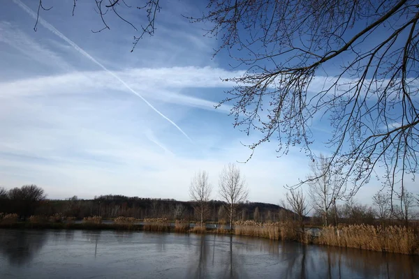 Reflexión Sobre Lago Húngaro Con Cielo Despejado —  Fotos de Stock