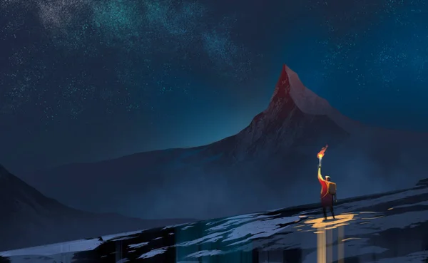 Ένας άνδρας κρατώντας δάδα φωτιά στα σκοτεινά εναντίον χιόνι βουνά και πολλά αστέρια για τα μεσάνυχτα. Ψάχνοντας για λύση ή μοναξιά έννοια. — Φωτογραφία Αρχείου