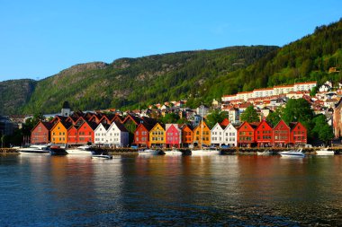 Bergen, Norveç - 20 Mayıs 2019: Norveç 'teki Bergen limanından Bryggen' in renkli binalarına kadar olan manzara. Bryggen bir Unesco Dünya Mirası merkezi ve Norveç 'in en çok ziyaret edilen turizm merkezi.