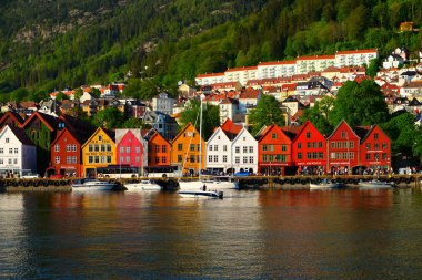 Bergen, Norveç - 20 Mayıs 2019: Bergen, Norveç 'teki Hanseatic Rıhtımı' ndaki tarihi binaların manzarası. Unesco Dünya Mirası Sitesi