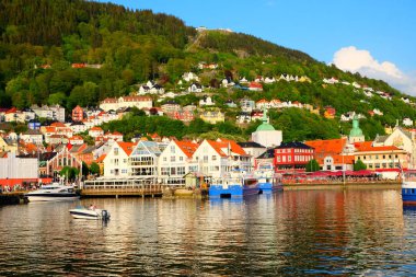 Bergen, Norveç - 19 Mayıs 2019: Bergen limanından körfezin manzarası. Bergen, Norveç 'in batı kıyısında bir şehirdir..