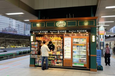 Japonya, Sendai 'deki tren istasyonundaki yolcular için büfe beslenme çantası..