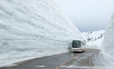 Tateyama 'da kar koridoru. Bu kar duvarı, Tateyama Dağı çevresinde muhteşem manzaralar sunan Kurobe Alp Yolu' nun bir parçası..