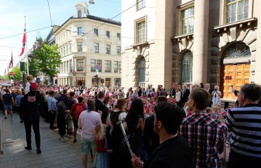 Norveç Anayasa Günü 'nü kutlayan insanlar. Norveç Anayasa Günü' nün askeri olmayan bir doğası vardır. Norveç 'in her yerinde bol miktarda çocuk geçitleri var.