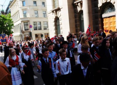 Norveç Anayasa Günü 'nde Norveç bayrakları taşıyan çocuklar. Norveç Anayasa Günü, Norveç 'in ulusal bayram günüdür ve resmi bir ulusal bayramdır.