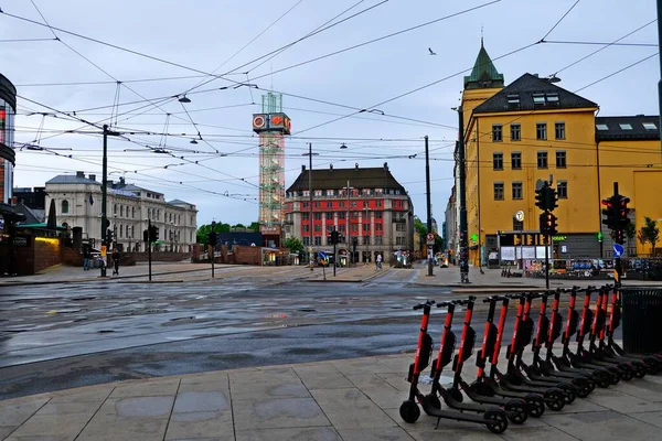 Elektrische Scooters Geparkeerd Stoep Met Behulp Van Een Mobiele Telefoon — Stockfoto