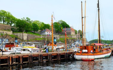 Oslo limanının tekne ve yatlarla manzarası. Hem özel hem de turistik tekneler var. Oslo, Norveç.