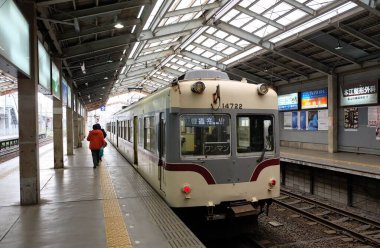 Dentetsu-Toyama İstasyonu 'nda tren. Dentetsu-Toyama İstasyonu yakınlardaki kasabaların yanı sıra Tateyama İstasyonu 'na erişim sağlayan yerel bir demiryolu terminalidir..