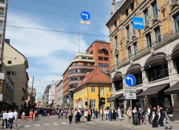 Oslo Noruega Mayo 2019 Los Pueblos Caminan Por Calle Stortorvet —  Fotos de Stock