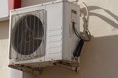 Havalandırma ünitesi kompresörü evin dışına yerleştirildi.