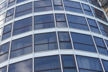 Evde boş odalar var. Ev tamir için hazır. Çok katlı bir binanın yeniden inşası. İnşaat işi. Büyük bir binada tadilat. Değiştirme.