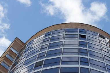 Evde boş odalar var. Ev tamir için hazır. Çok katlı bir binanın yeniden inşası. İnşaat işi. Büyük bir binada tadilat. Değiştirme.