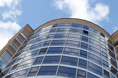 Evde boş odalar var. Ev tamir için hazır. Çok katlı bir binanın yeniden inşası. İnşaat işi. Büyük bir binada tadilat. Değiştirme.