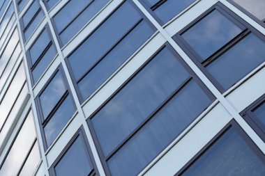 Evde boş odalar var. Ev tamir için hazır. Çok katlı bir binanın yeniden inşası. İnşaat işi. Büyük bir binada tadilat. Değiştirme.