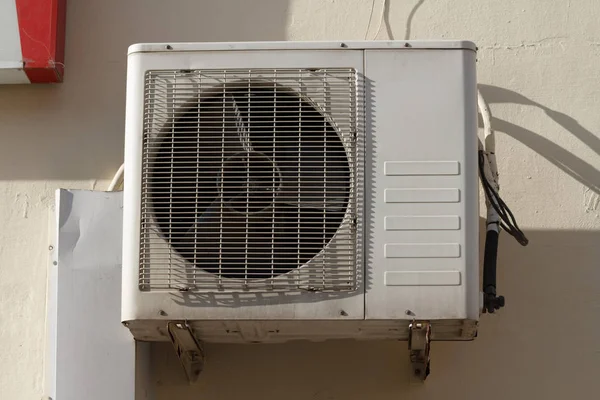 Luftkonditionering utomhus enhet kompressor installera utanför huset — Stockfoto