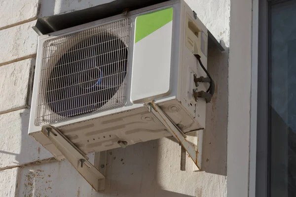 Luftkonditionering utomhus enhet kompressor installera utanför huset — Stockfoto