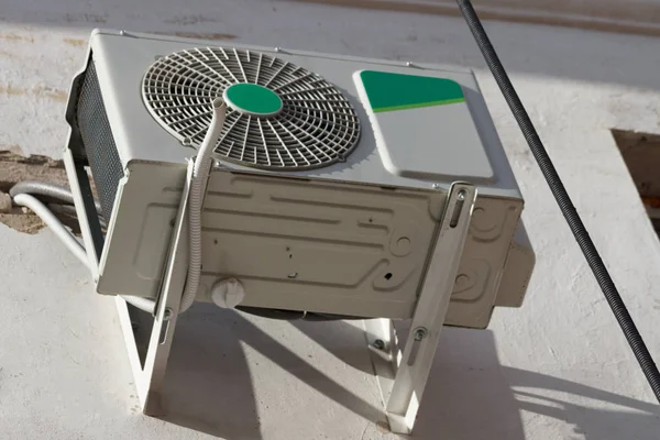 家の外のエアコン屋外ユニット圧縮機のインストール — ストック写真
