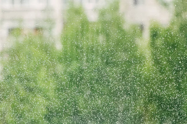 Chuva cai sobre a superfície de vidros de janela com fundo nublado. Padrão natural de gotas de chuva isoladas em fundo nublado. — Fotografia de Stock