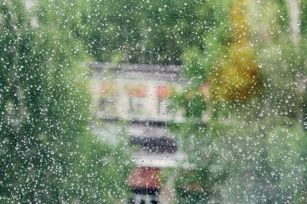 Chuva cai sobre a superfície de vidros de janela com fundo nublado. Padrão natural de gotas de chuva isoladas em fundo nublado. — Fotografia de Stock