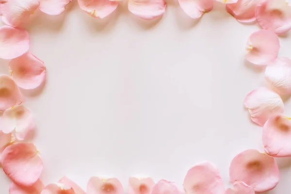 Tahta arka planda pembe gül yaprakları