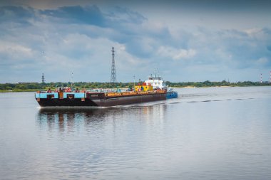 kargo ile River'da mavna