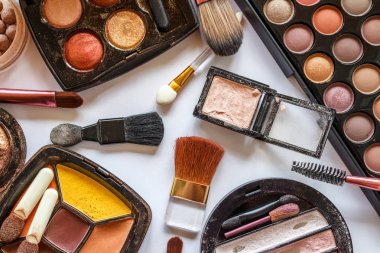 Profesyonel makyaj araçları: Beyaz arkaplanda izole edilmiş makyaj fırçaları