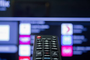 TV izlemek ve uzaktan kumanda kullanmak