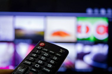 TV izlemek ve uzaktan kumanda kullanmak