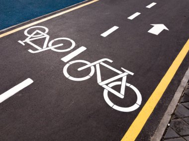 Beyaz asfalt üzerinde ok işaretiyle Bisiklet Bisiklet yol işaret sokak, Bisiklet lane üzerinde sokak, gri arka plan üzerinde oturum