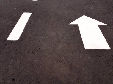 Yolda ileri sigortayý ileri ve sağa üzerinde yol işaretleri