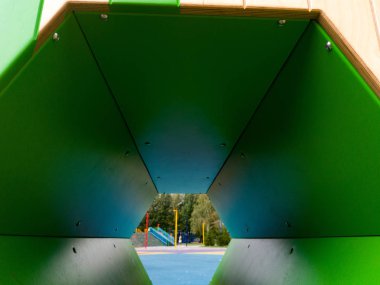 Parktaki bahçedeki renkli oyun parkı.