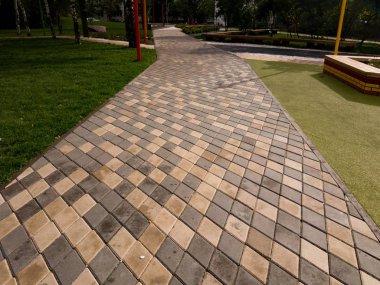 Parktaki bahçedeki renkli oyun parkı.