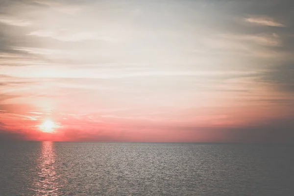 Pôr do sol paisagem lago — Fotografia de Stock