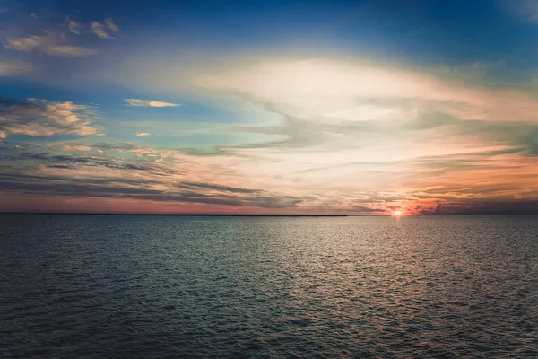 Pôr do sol paisagem lago — Fotografia de Stock