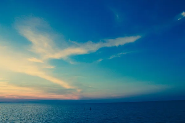 Pôr do sol paisagem lago — Fotografia de Stock