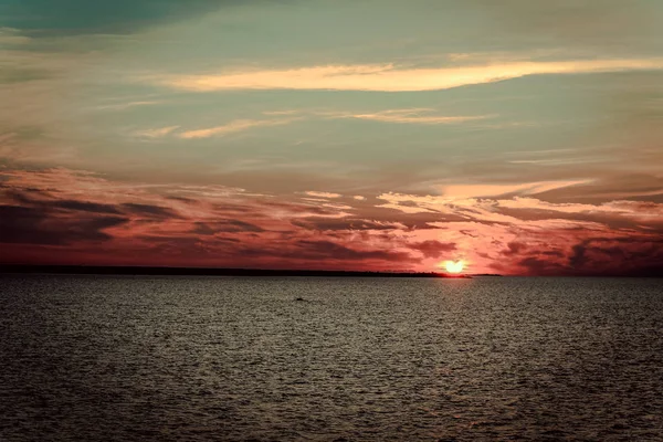 Pôr do sol paisagem lago — Fotografia de Stock