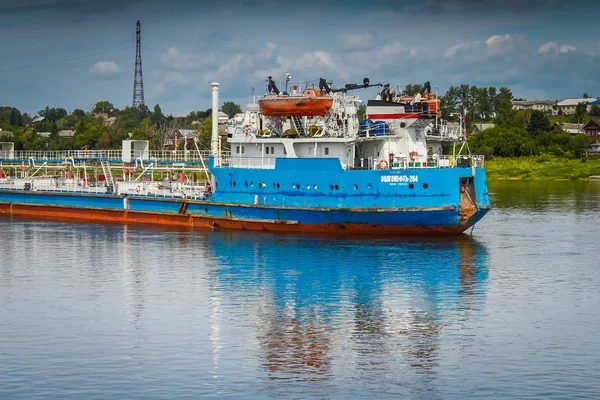 Barcaça com carga no rio — Fotografia de Stock