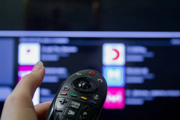 TV izlemek ve uzaktan kumanda kullanmak