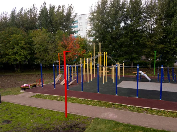 Aire de jeux colorée sur la cour dans le parc. — Photo