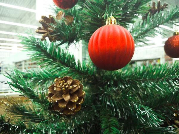 Karácsonyi labda az ágakon fenyő. — Stock Fotó